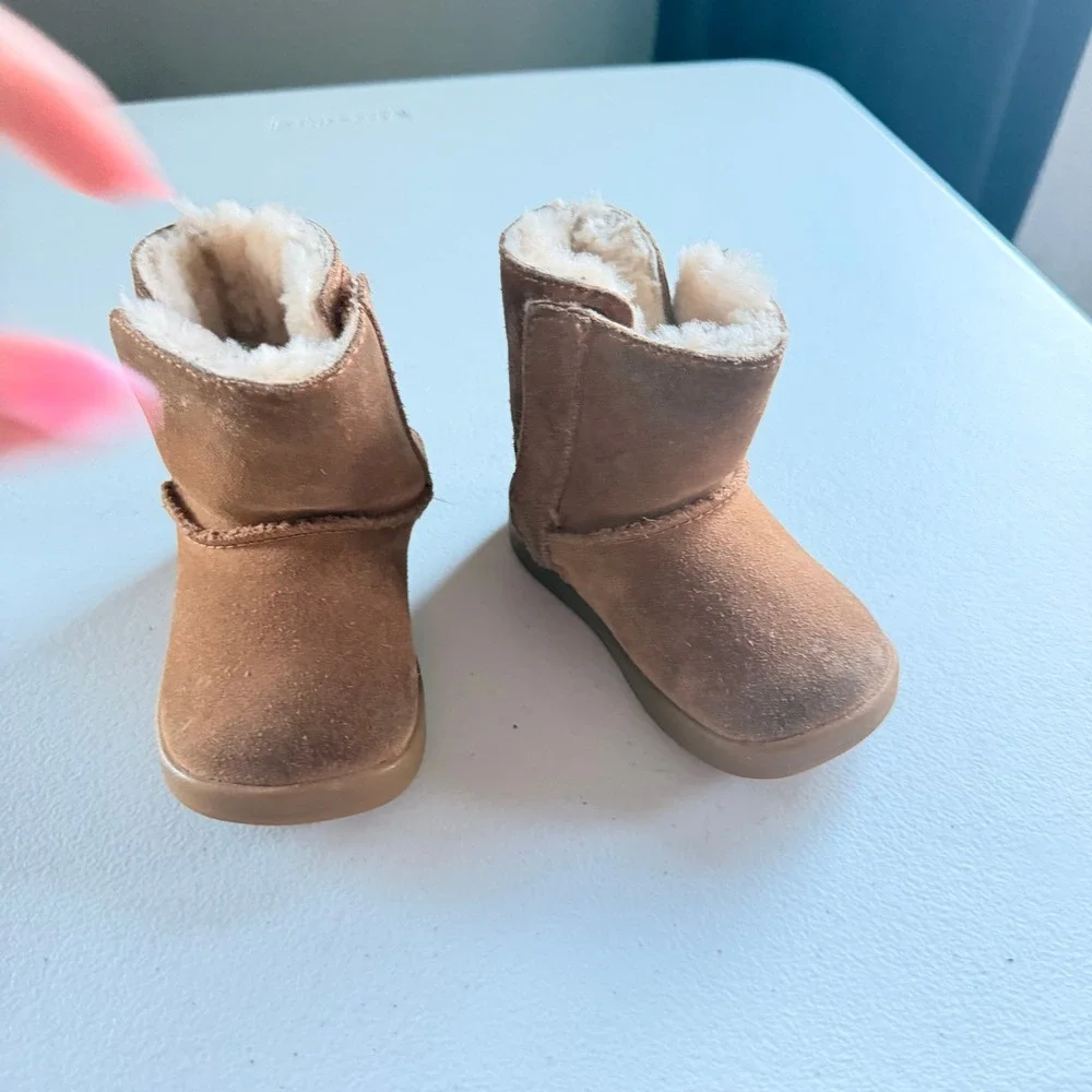 UGG Kids Keelan Chestnut Boots 4 Suede Sheepskin Lining Hook and Loop Closure
